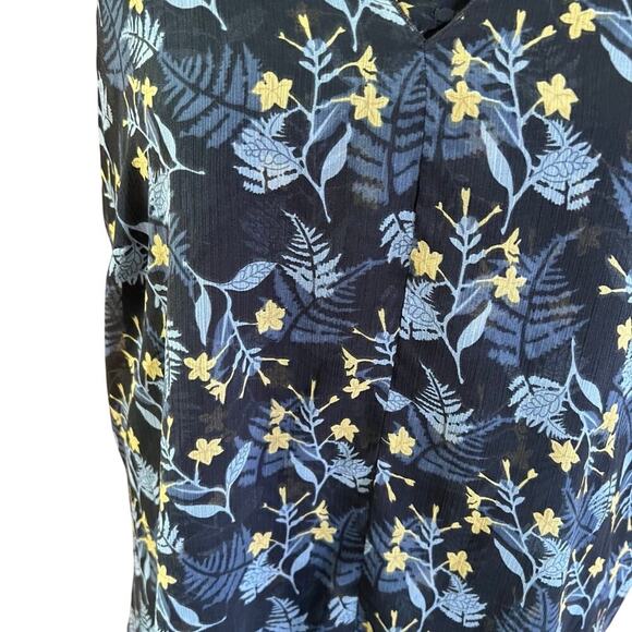 Cabi women’s size M sleeveless blouse - Picture 3 of 9